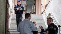 Police v Pardubicích vyklízí úřady magistrátu a krajského úřadu, kde anonym nahlásil bombu. 