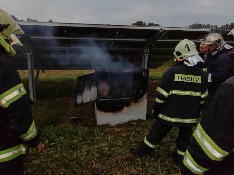 U Kostěnic v pátek ráno došlo k požáru fotovoltaické elektrárny.