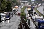 Pondělní ráno v Pardubicích. Nekonečná fronta na Nádražní ulici směrem od Hradce. Auta se řadila už od Doubravického nadjezdu.