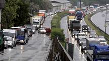 Pondělní ráno v Pardubicích. Nekonečná fronta na Nádražní ulici směrem od Hradce. Auta se řadila už od Doubravického nadjezdu.