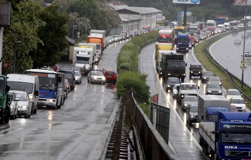 Pondělní ráno v Pardubicích. Nekonečná fronta na Nádražní ulici směrem od Hradce. Auta se řadila už od Doubravického nadjezdu.