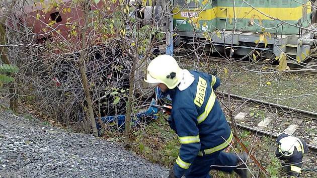 Řidič nákladního vozu v Cejřově přehlédl couvající nákladní vlakovou soupravu. Jeho tělo z kabiny museli vyprostit až hasiči.