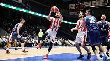 Basketbalové utkání Kooperativy NBL v rámci projektu osmého ročníku Hrajeme spolu za Pardubice mezi BK JIP Pardubice (v červenobílém) a BC Geosan Kolín (v modrém) v pardubické enteria areně.