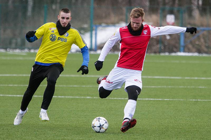 Přípravné utkání Fortuna národní ligy mezi FK Pardubice (ve červenobílém) a FC PBS Velká Bíteš  (ve žlutém) na hřišti v Ohrazenicích v Pardubicích.