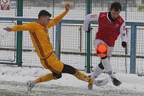 Přípravné utkání Fortuna národní ligy mezi FK Pardubice (ve červenobílém) a FK Dukla Praha U-21 (ve žlutém) na hřišti v Ohrazenicích v Pardubicích