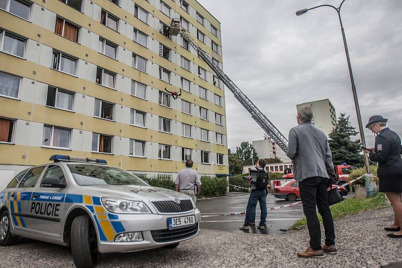 Policie v Pardubicích provedla v hotelu Harmony rekonstrukci záhadného úmrtí. Dne 15. dubna 2017 se 45letý Rumun pohádal se svou 45letou přítelkyní ze Slovenska, kterou měl podle obvinění vystrčit z okna v šestém patře ubytovny. Kriminalisté možné scénáře