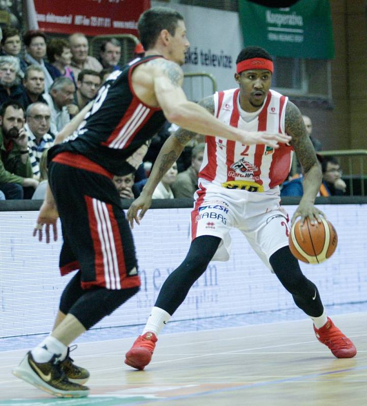 1. čtvrtfinále BK JIP Pardubice - Destone Tuři Svitavy (92:74).