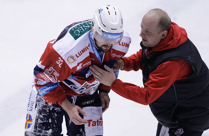 Duel Tipsport extraligy v ledním hokeji mezi HC Dynamo Pardubice (červenobílém) a HC Piráti Chomutov ( v bílemodrém)  v pardubické Tipsport areně.