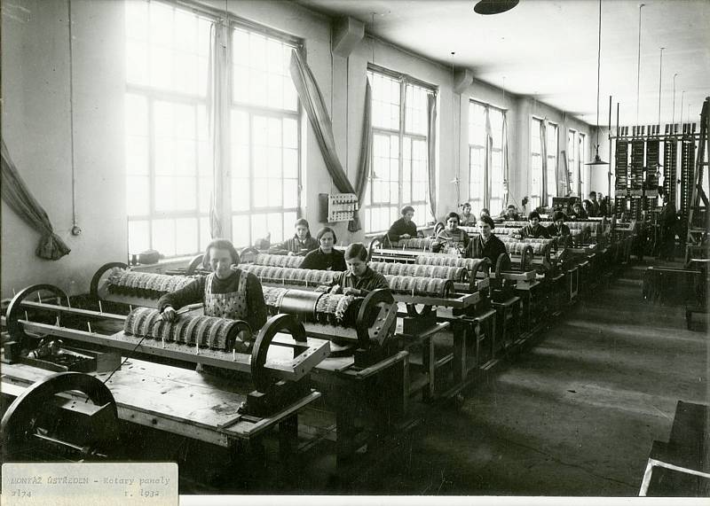 Dělnice montující ústředny pro Rotary panel, 1932 Foto: Východočeské muzeum v Pardubicích
