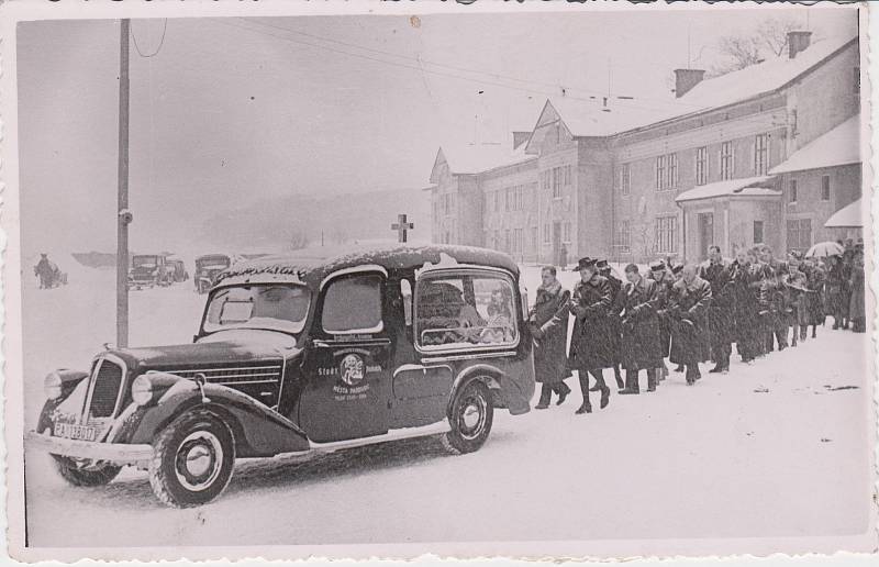 POHŘEB. Takto lidé vyprovázeli na poslední cestě majitele cukrovaru Františka Wagnera v roce 1941. Cukrovar nechal v Cholticích postavit hrabě Thun. Dne 23. března 1868 byl položen základní kámen a ještě ten rok byly spuštěny stroje. V roce 1881 Thun cukr