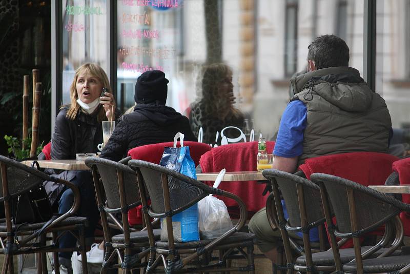 Od pondělí mohou mít restaurace a kavárny otevřené zahrádky. Podmínkou je max. 4 lidi u stolu a potvrzení o negativním testu.