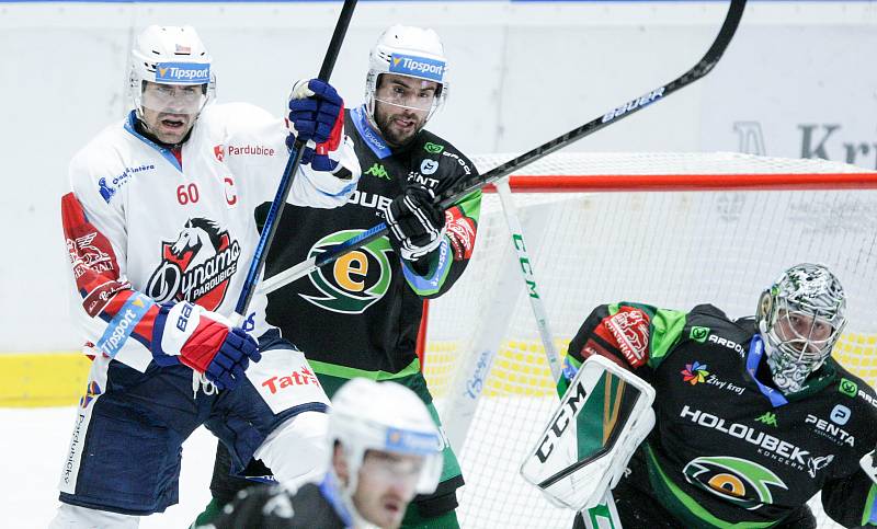 Extraligový hokejový duel mezi HC Dynamo Pardubice (v bílém) a HC Energie Karlovy Vary.