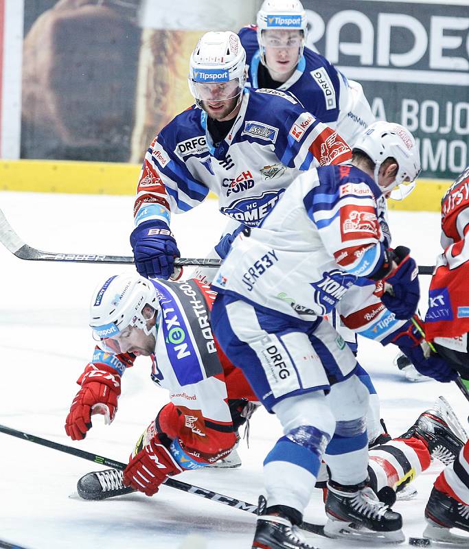 Hokejové utkání Tipsport extraligy v ledním hokeji mezi HC Dynamo Pardubice (v červenobílém) a HC Kometa Brno (v bílomodrém) pardudubické enterie areně.