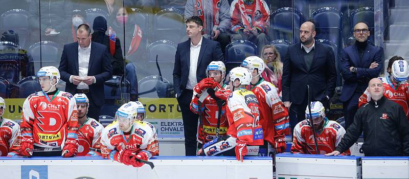 Hokejové utkání Tipsport extraligy v ledním hokeji mezi HC Dynamo Pardubice (v bíločerveném) a HC Rytíři Kladno (v bílomodrém) v pardudubické enterie areně.