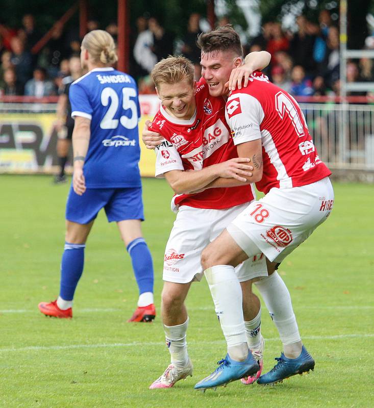 Utkání Fobalové národní ligy mezi FK Pardubice (ve červenobílém) a FC Slavoj Vyšehrad (v modrém) na hřišti pod Vinicí v Pardubicích.