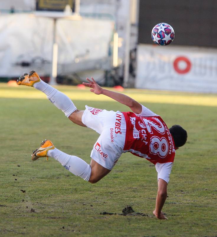 Fotbalové utkání Fortuna ligy mezi FK Pardubice (v červenobílém) a FC Baník Ostrava ( v modrém) na Městském stadionu Ďolíček v Praze.