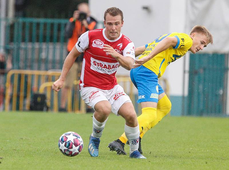 Fotbalové utkání Fortuna ligy mezi FK Pardubice (v červenobílém) a FK Teplice (  modrožlutém) na Městském stadionu Ďolíček v Praze.