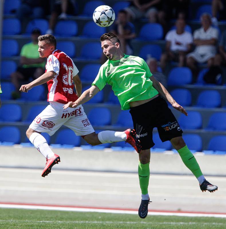 Přípravné fotbalové utkání mezi FK Pardubice (v červenobílém) a FK Viktoria Žižkov (v zeleném) na hřišti v Přelouči.