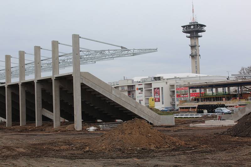 Stavba letního stadionu pokračuje podle plánu