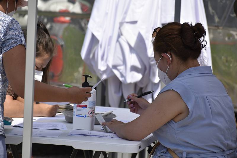 V Pardubicích se na týden uhnízdil očkovací kamion. Nechat se naočkovat mohou i lidé bez registrace.