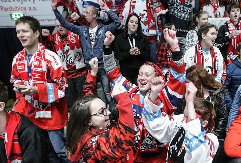 Fanoušci na prvním utkání baráže o udržení v Extralize v ČSOB Pojišťovna ARENA v Pardubicích