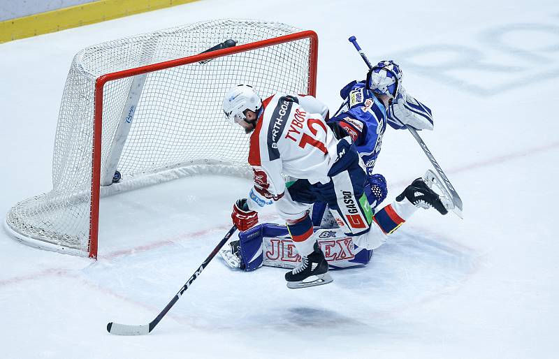 Hokejové utkání Tipsport extraligy v ledním hokeji mezi HC Dynamo Pardubice (v bíločerveném) a HC Kometa Brno (v modrém) v pardudubické enterie areně.