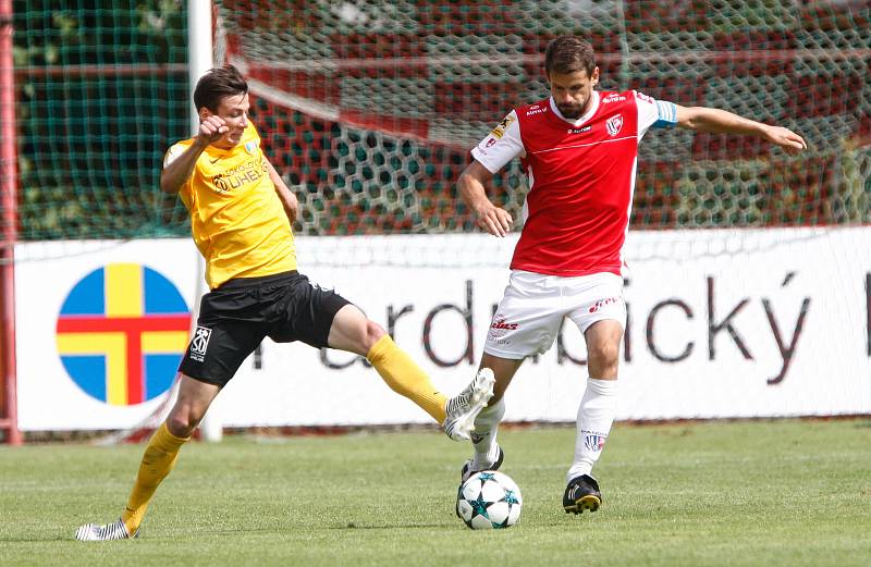 Utkání Fotbalové národní ligy mezi FK Pardubice (ve červenobílém) a FK Baník Sokolov (ve žlutočerném) na hřišti pod Vinicí v Pardubicích.