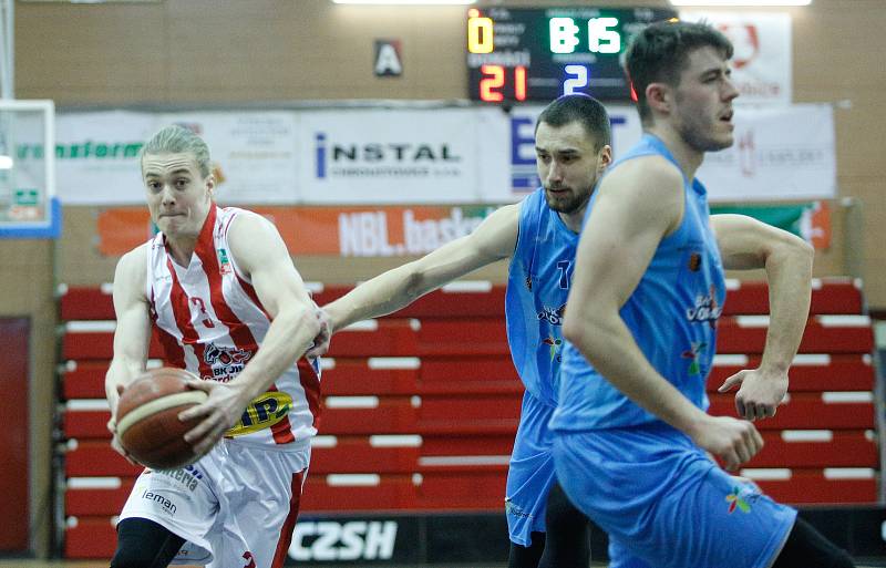 Basketbalové utkání Kooperativy NBL mezi BK JIP Pardubice (v bíločerném) a BK Olomoucko (v modrém) v pardubické hale na Dašické.