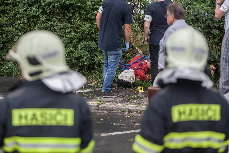 Policie v Pardubicích provedla v hotelu Harmony rekonstrukci záhadného úmrtí. Dne 15. dubna 2017 se 45letý Rumun pohádal se svou 45letou přítelkyní ze Slovenska, kterou měl podle obvinění vystrčit z okna v šestém patře ubytovny. Kriminalisté možné scénáře