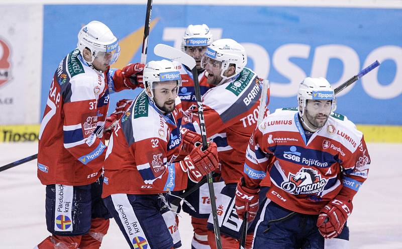 Duel Tipsport extraligy v ledním hokeji mezi HC Dynamo Pardubice (červenobílém) a HC Piráti Chomutov ( v bílemodrém)  v pardubické Tipsport areně.