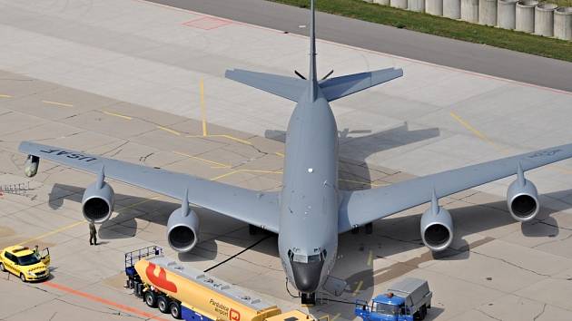 KC 135 Stratotanker je letoun Boeing 707 přestavěný pro potřeby amerického letectva a užívaný letectvem států NATO. Až do soboty jeden z nich operuje z pardubického letiště. Účastní se zde vojenského cvičení i výcviku našich pilotů. 