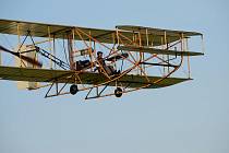 Vzlet repliky letadla bratří Wrightů u Pardubic.
