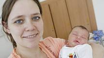 Ema Bednářová se narodila 25. března v 6:05 hodin. Měřila 51 centimetrů a vážila 3960 gramů. Maminku Martinu u porodu podpořil tatínek Roman a doma v Pardubicích čeká ještě Barbora (5,5). 