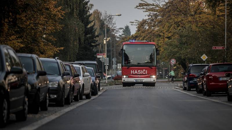 Cvičení Agens 2017 v Pardubicích. Město zkouší evakuaci velkého počtu osob v případě teroristického útoku otravnou látkou. V první evakuační zóně to znamená do bezpečí dostat děti z MŠ Pastelka.