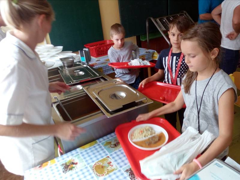 Na ZŠ Dubina rekonstruují jídelnu. Žáci tak obědvají v provizorních podmínkách.