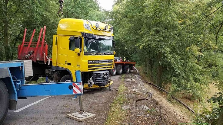 Nehoda osobního a nákladního vozu zavřela silnici z Přelouče na Bohdaneč na více než tři hodiny.