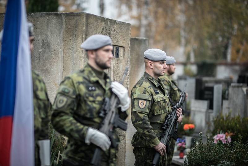 Připomínka Dne válečných veteránů na hřbitově v Pardubicích.