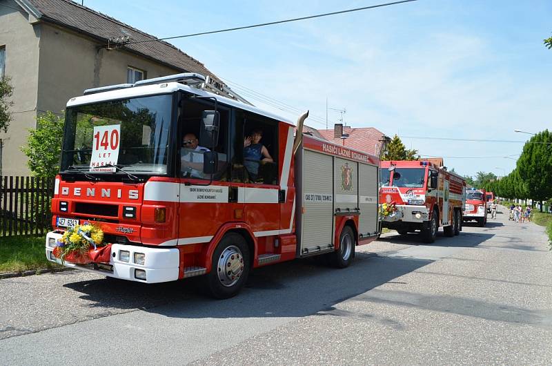 Dobrovolní hasiči z Lázní Bohdaneč slavili 140 let výročí. Požehnání do služby dostala dvě nová zásahová vozidla. 