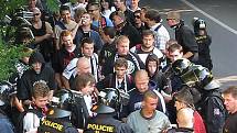 Pořádková policie musela fotbalové "fanoušky" z Hradce krotit už cestou na zápas.