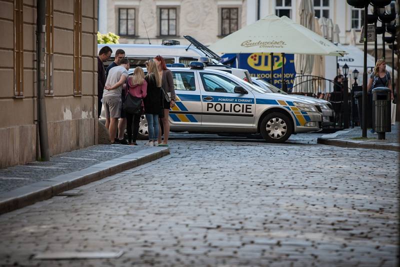 Kvůli ohlášené bombě policie v Pardubicích uzavřela  Pernštýnské náměstí.