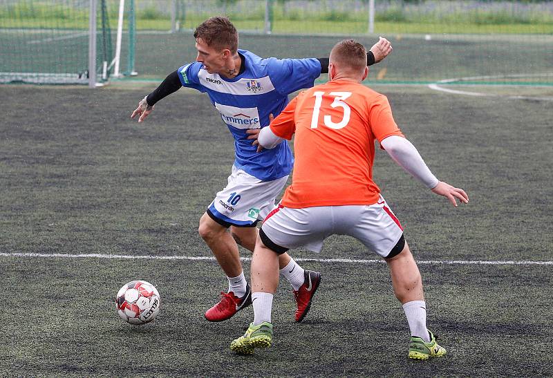 Utkání Pardubické malé kopané mezi týmy FC Laguna a TFT Pardubice v areálu na Hůrkách.