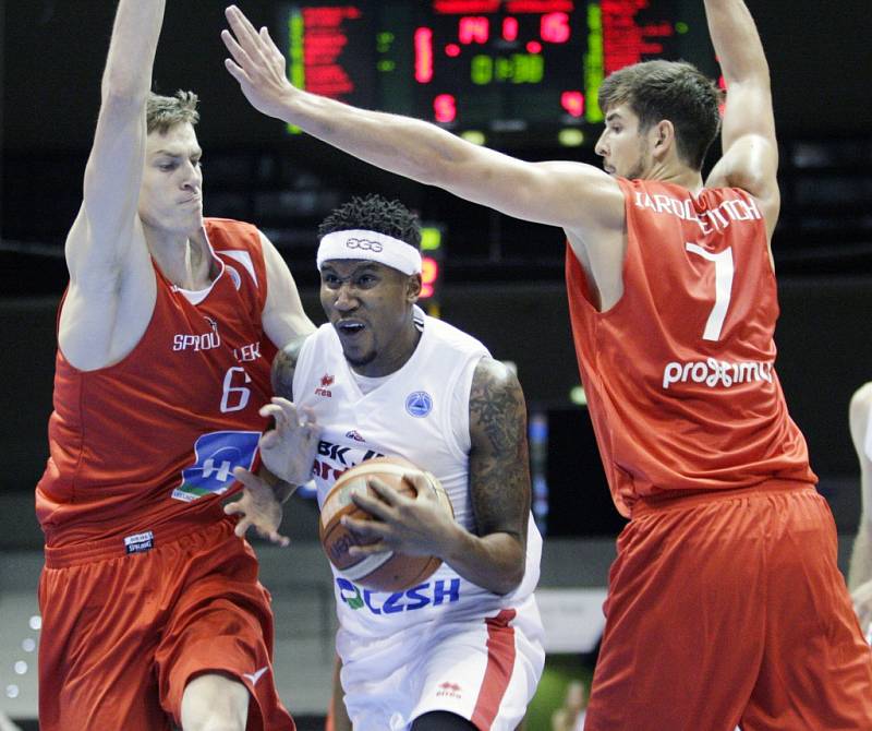 Basketbalové pohárové utkání Pardubice - Charleroi.