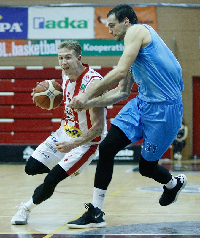 Basketbalové utkání Kooperativy NBL mezi BK JIP Pardubice (v bíločerném) a BK Olomoucko (v modrém) v pardubické hale na Dašické.