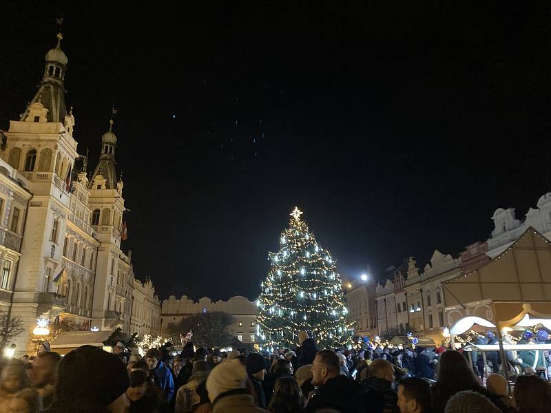 Vánoční strom na Pernštýnském náměstí v Pardubicích v roce 2022.