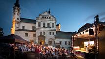 Z archivu festivalu 2021. Pernštejnlove – letní večery na Zámku Pardubice okoření láska a divadlo.