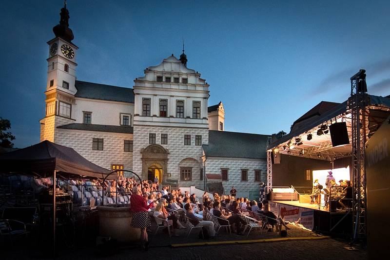 Z archivu festivalu 2021. Pernštejnlove – letní večery na Zámku Pardubice okoření láska a divadlo.