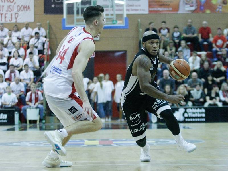 Mattoni NBL: BK JIP Pardubice - ČEZ Basketball Nymburk.