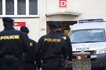 Policie v úterý ráno začala s prohledáváním ubytovacích prostor Univerzity Pardubice. Anonym hrozí výbuchem semtexu.