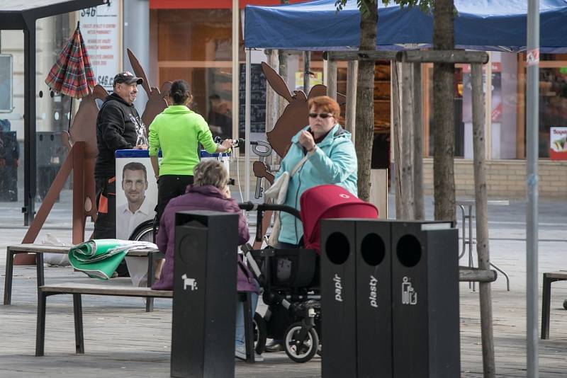 Volební stánek, letáky, propagační předměty. Starosta Králíček to vysvětlit nedokázal.