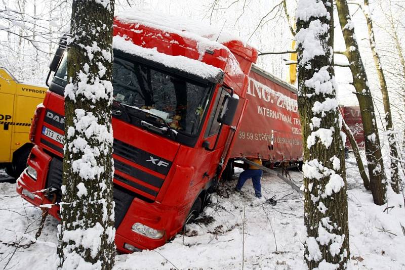 Kamion se dvaceti tunami železa skončil v příkopě u Zminného. Vyprošťovací práce komplikoval právě vysypaný náklad v podobě osmi a dvanáctitunových železných desek